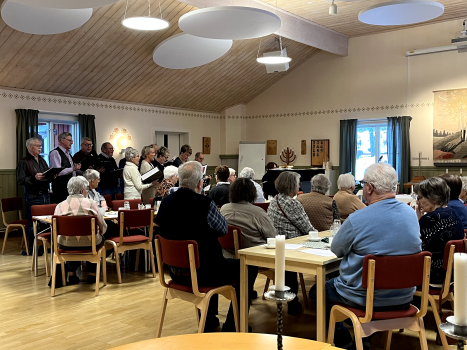 Silvertonen samt åhörare vid parentationen