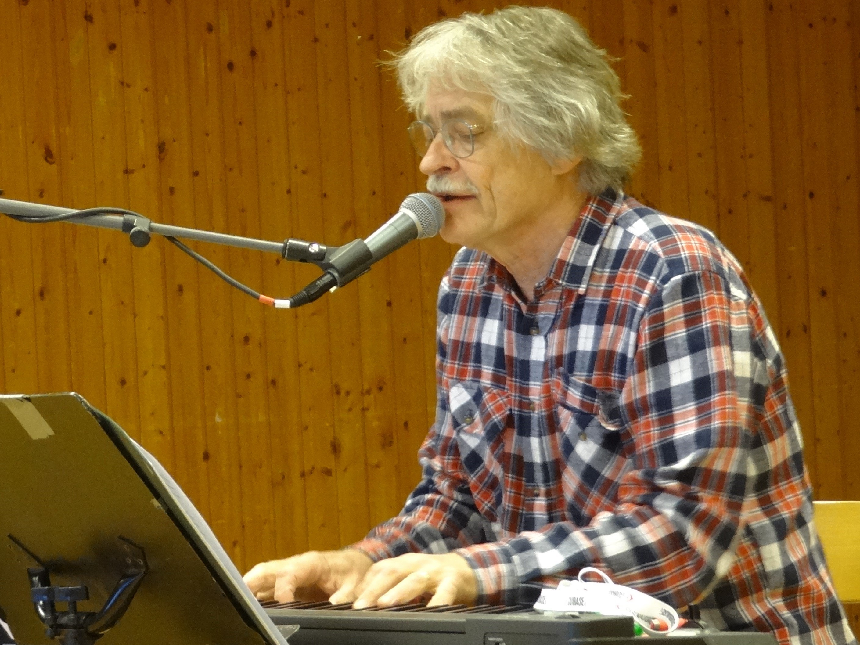 Lasse sjunger och spelar klaviaur