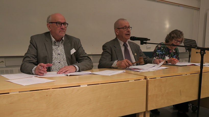 Presidiet med Carl-Gustaf Lundström som ordförande, Arne Augustsson som vice ordförande och Annika Gunnarsson som sekreterare.