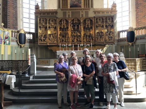 10 damer samlade framför altaret i Strängnäs domkyrka