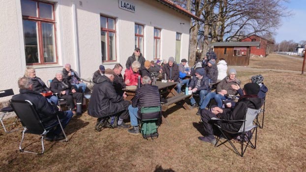 Fikastund vid järnvägsstationen i Lagan