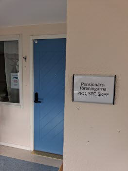 Seniorer runt konferensbord, deltar i ITkafé 