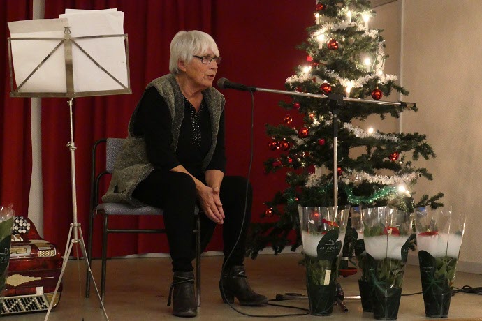 Kvällens underhållare Ulla Johansson pratar med publiken