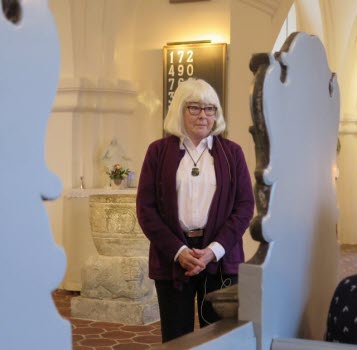 Marianne Stridsberg guidar i kyrkan