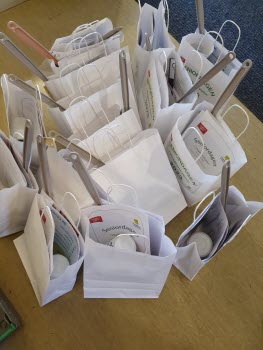 Påsar laddade med information, godis, reflexer, vattenflaska mm "goodiebags"