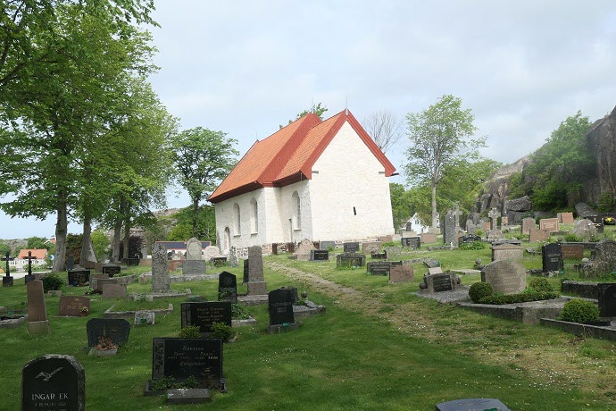 Första stoppet är vid Svenneby gamla kyrka.