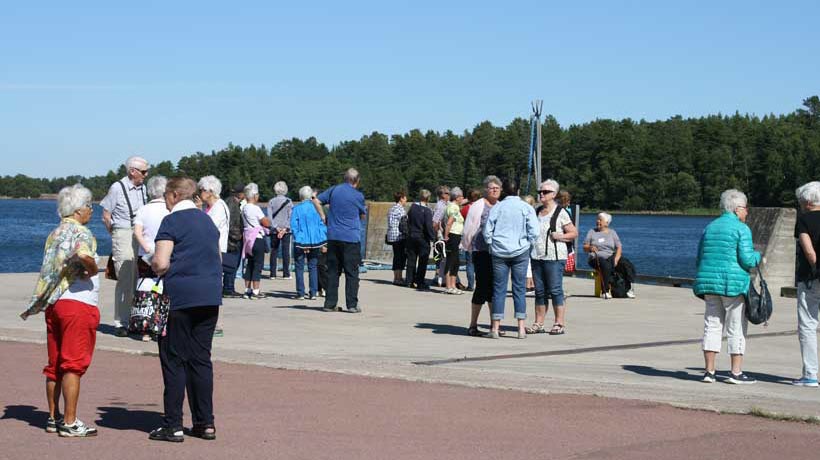 Vi väntar på båten i Långnäs som ska ta oss till Kökar.