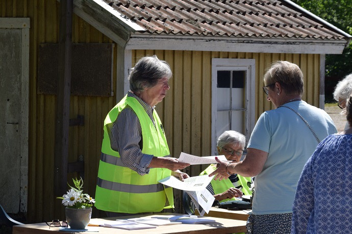 "Här får du en karta. Men du hittar nog till Täcklebo ändå!" Inga-Lill överlämnar en karta till Inga-Britt. Foto: Leif