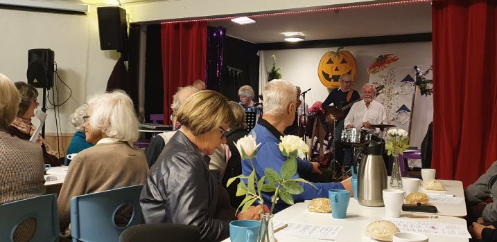 Anniz spelar på månadsmöte i Vingåker