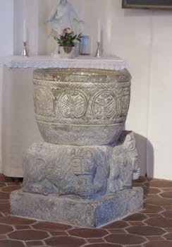 Dopfunten av sandsten är från kyrkans byggningstid på senare delen av 1100-talet