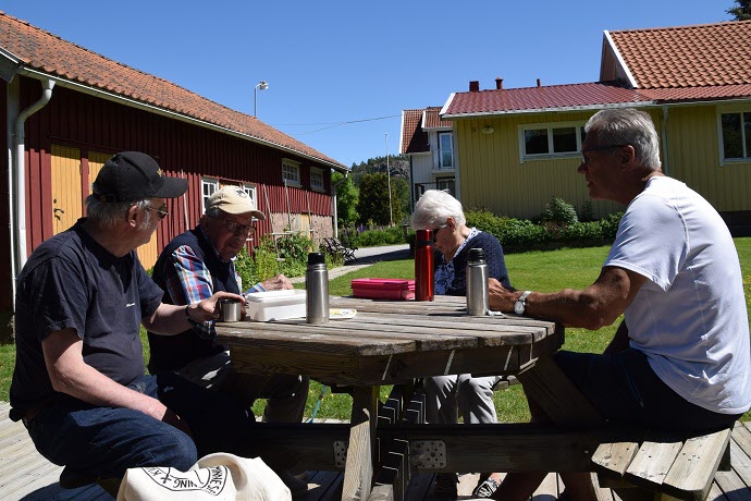 Lars-Göran och Kjell får sällskap av Gunnar och Berit vid bordet. Foto: Leif