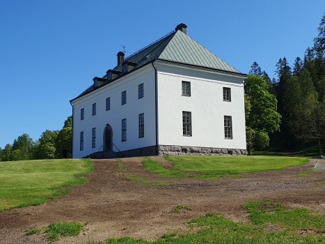 Övralid. Stort vitt hus byggt av Verner von Heidenstam