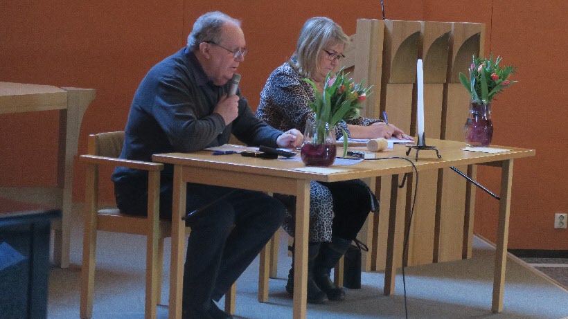 Mötesordförande Per-Åke Öster och sekreterare Kerstin Jansson i full aktion