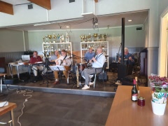 Red Mill Jazzmen underhöll i vårsolen!