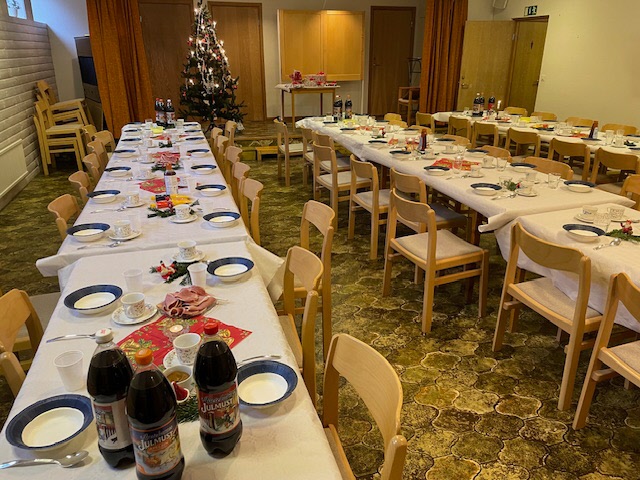 Tre långbord med juldekorationer hade dukats upp