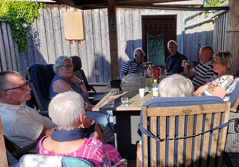 Väl framme på vårt pensionat samlades vi på deras uteplats i strålande sol. Det var alla SPF:are och Kjell från PRO.