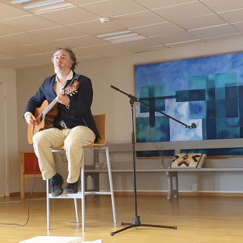 Månadsmöte. Vissångaren Mikael Edfelt.