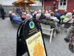 Konst, landskapshistoria och honung lockade full buss till Bohuslän!