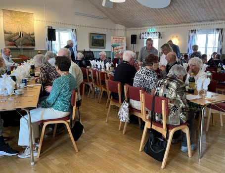 Månadsmöte med våfbuffé