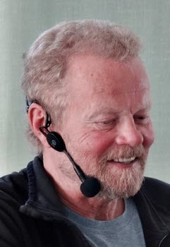 Hans Andersson med en microfon