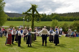 Vi önskar alla våra seniorer en Glad Midsommar!