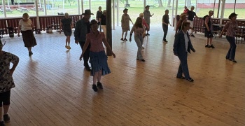 Under hela våren har en linedance-grupp och en kultis-grupp.....