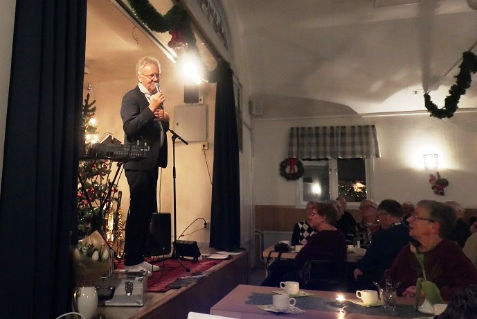 Kenneth Holmström intog scenen och hade en bra dialog med publiken.