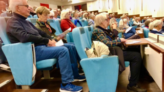 Seniorerna till politikerna: Ska vi flytta från ön?