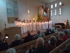 Succé när Skara skolscenen bjöd SPF Skara på luciaföreställning