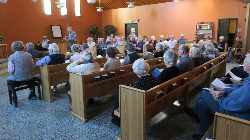 Fullsatt i kyrkan när valberedningens sammankallande Hans Nilsson föredrar valberedningens förslag