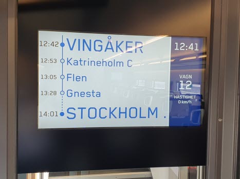 Informationstavla i tågkupé med texten Vingåker - Stockholm samt tider för resp station däremellan