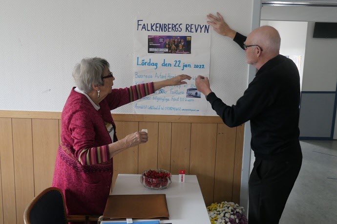 Lotta och Claes hjälps åt att annonsera om resan till Falkenbergsrevyn