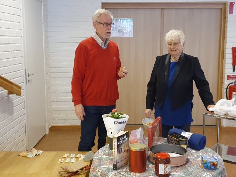 En man och en kvinna framför ett prisbord