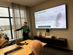 Torsdagen den 23 oktober besökte 21 seniorer Coops varuterminal i Kjula.