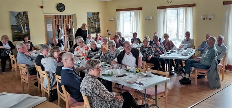 230424 Månadsmöte med mannekänguppvisning.