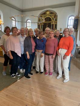 15 damer, cirkeldeltagare samlade framför altaret i Västra Vingåkers kyrkaa