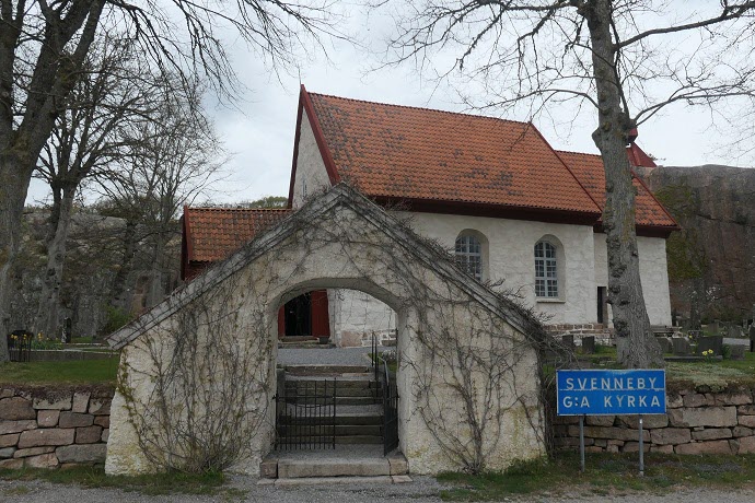 Dagens första stopp är Svenneby g:a kyrka