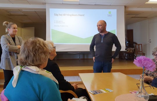Thony och Cajsa från kommunfastigheter presenterar verksamheten för seniorer på möte
