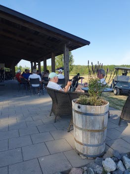 Samling efter golftävling. Eftersnack på terrassen.