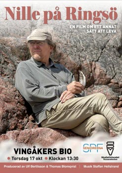 Affisch om Nille på Ringsö. Nille sitter på en klippa med en fågelfjäder i sin hand