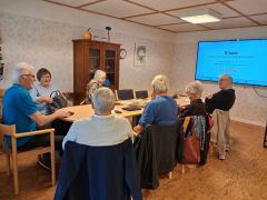 Från vårens IT-kafé på Träffpunkt Sävstagården