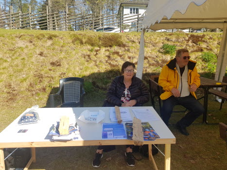 Ann-Kristin väntar på deltagare i målet