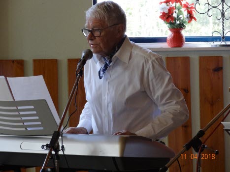 Rolf spelar & berättar historier.