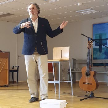 Månadsmöte. Vissångaren Mikael Edfelt.