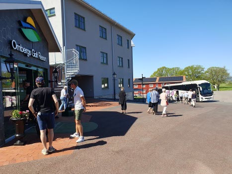 Golfresort och en människor påväg till en väntande buss