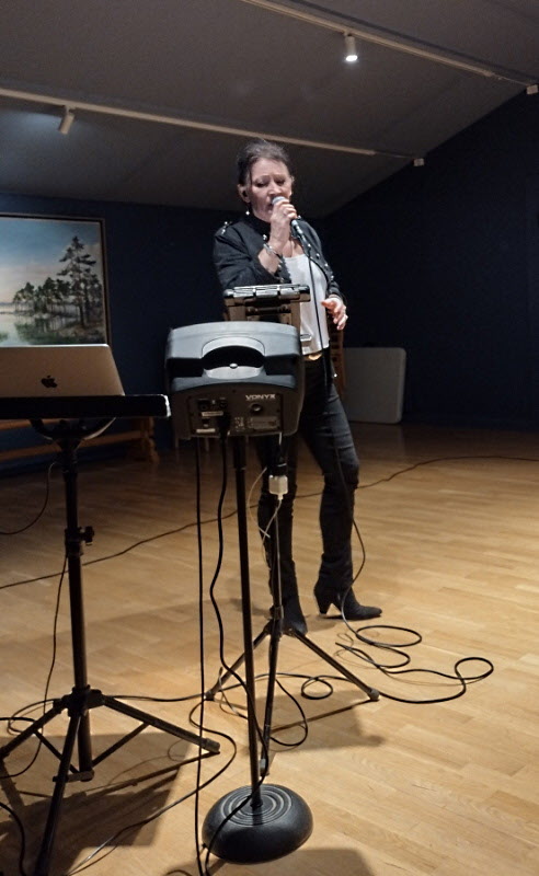 Lotta Martinsson underhöll med många typer av sånger.