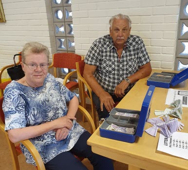 En man och en kvinna med varsin kassalåda