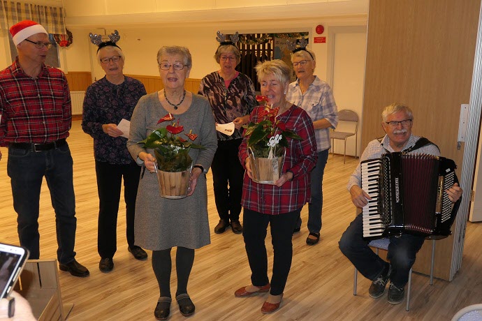 Avslutningen hösten 2019. Ledarna Anita och Anki för välförtjänta blommor.