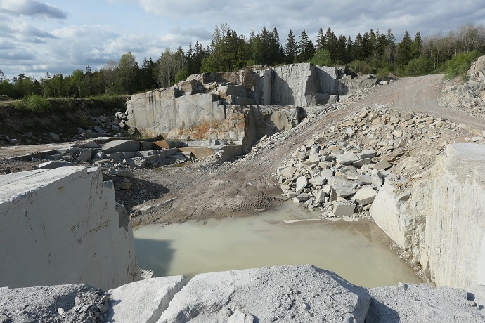Nästa stopp blir vid stenbrottet. (Ett Dalhalla i miniatyr)