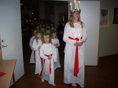 Lucia med föllje uppvaktar